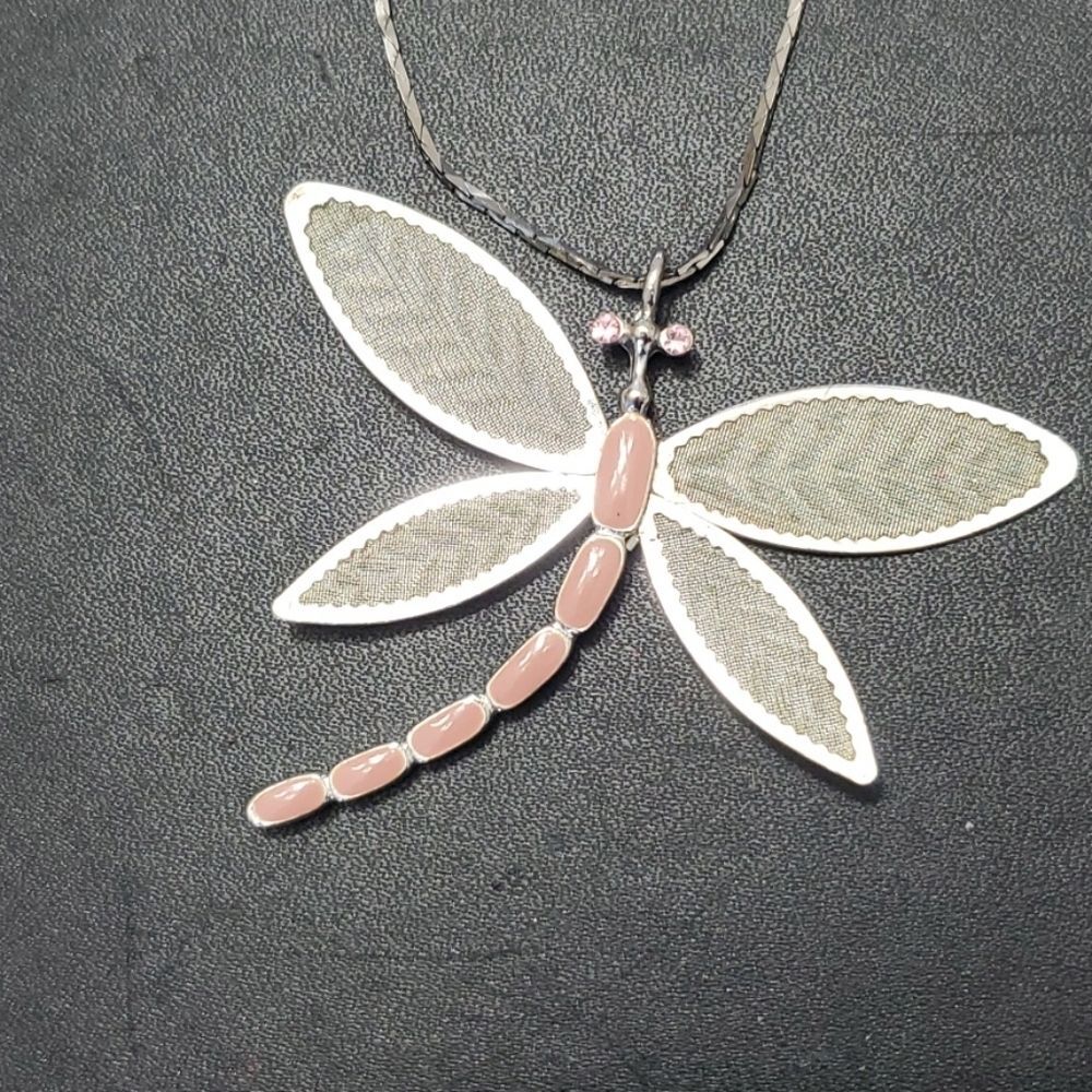 Silver tone dragonfly pendant necklace 28"